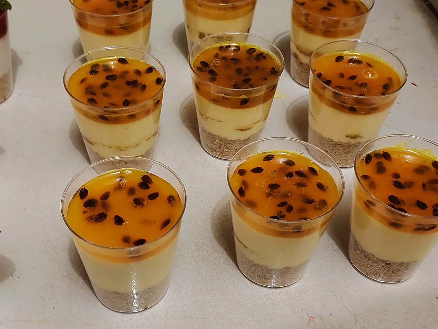 Vasitos de cheesecake de maracuyá en fila