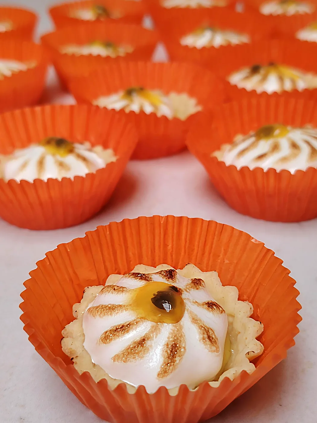 Mini pie de limón con merengue dorado