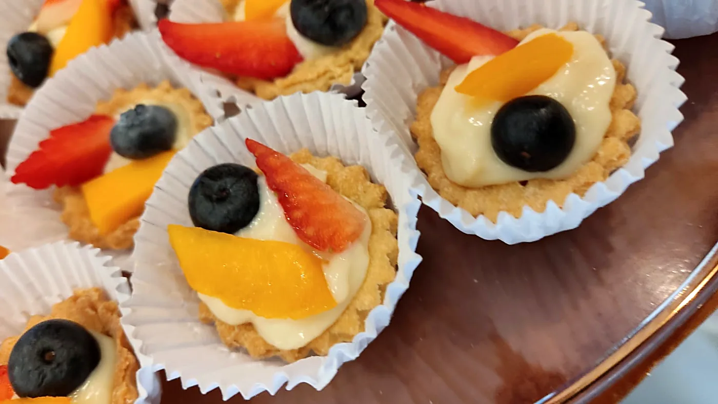 Tartaletas de fruta con fresa, mango y arándano